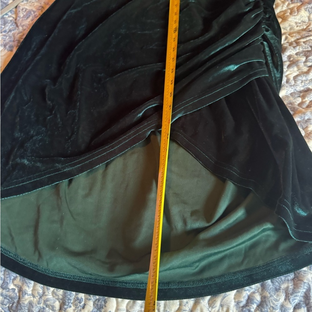 Elegant Velvet Wrap Dress in emerald green - Picture 6 of 7